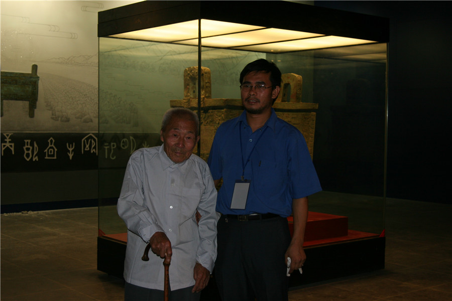 2005年，安陽(yáng)殷墟考古工作站站長(zhǎng)唐際根與吳培文老人合影