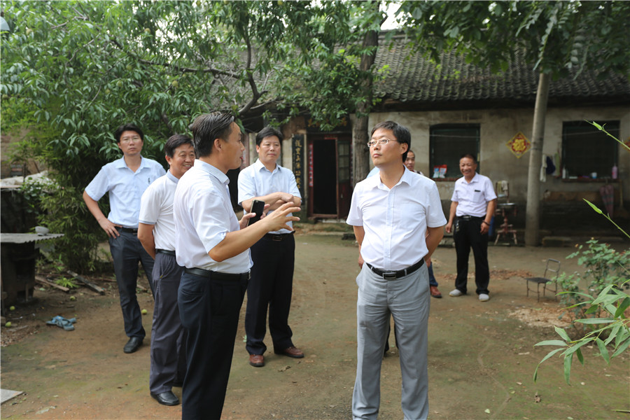 袁勇副市長(zhǎng)調(diào)研武官村省級(jí)文物保護(hù)單位吳家大院，并聽取司母戊公司董事長(zhǎng)吳蘇桉匯報(bào)企業(yè)正在推進(jìn)、實(shí)施的武官村民俗文化村建設(shè)項(xiàng)目