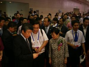 全國政協(xié)副主席盧展工（原河南省委書記）盧展工、中國人民對外友好協(xié)會(huì)會(huì)長李小林觀看公司產(chǎn)品