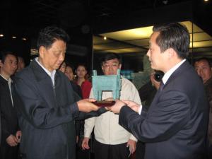 董事長吳蘇桉向原全國政協(xié)副主席王忠禹贈(zèng)送公司產(chǎn)品