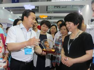 河南省委常委、省委宣傳部長趙素萍視察公司產(chǎn)品